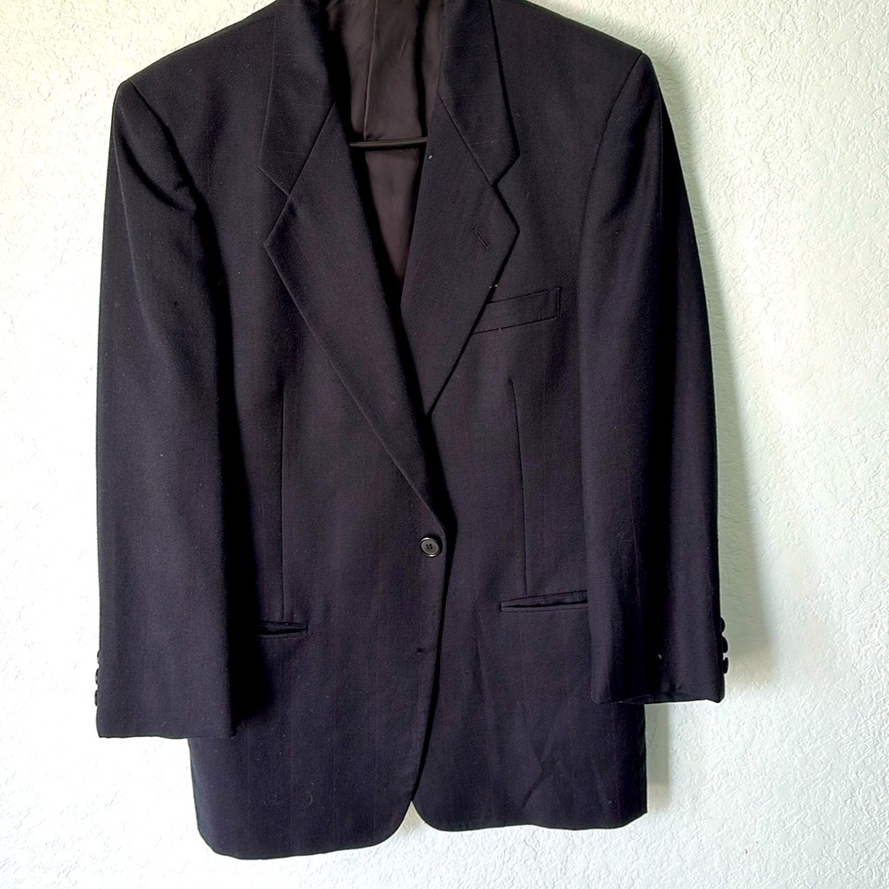 Vintage men’s wool suit jacket.   Great condition 🖤❤️